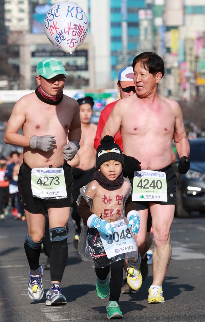 6일 오전 대구 달서구 두류공원에서 열린 ‘2019 전국 새해 알몸마라톤대회’ 참가자들이 자신의 소망과 목표를 위해 노력할 것을 다짐하며 힘차게 달리고 있다. 2008년 시작해 올해 12회째를 맞은 새해 알몸마라톤대회에는 역대 최대인 930여 명의 마라톤 동호인이 참가했다. 뉴스1