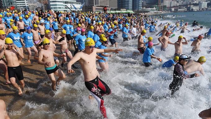 6일 오전 부산 해운대해수욕장에서 '제32회 해운대 북극곰 축제'가 열려 5,500여명의 참가자들이 차가운 겨울 바다에 뛰어들어 추위를 만끽하고 있다. 부산=전혜원 기자