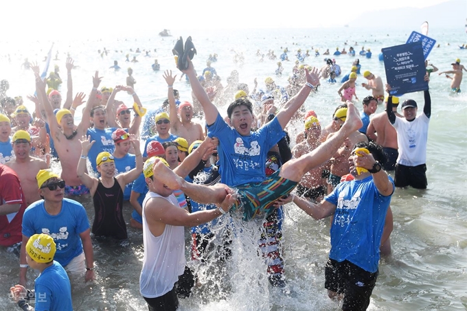 6일 오전 부산 해운대해수욕장에서 '제32회 해운대 북극곰 축제'가 열려 5,500여명의 참가자들이 차가운 겨울 바다에 뛰어들어 추위를 만끽하고 있다. 부산=전혜원 기자