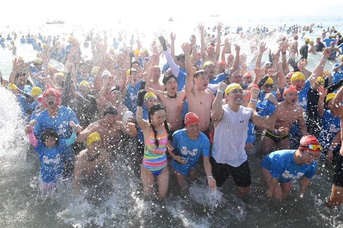 6일 오전 부산 해운대해수욕장에서 '제32회 해운대 북극곰 축제'가 열려 5,500여명의 참가자들이 차가운 겨울 바다에 뛰어들어 추위를 만끽하고 있다. 부산=전혜원 기자