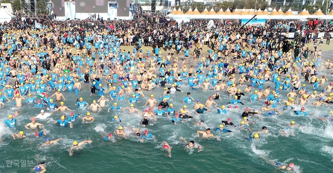 절기상 소한인 6일 오전 부산 해운대해수욕장에서 '제32회 해운대 북극곰 축제'가 열려 5,500여명의 참가자들이 차가운 겨울 바다에 뛰어들어 추위를 만끽하고 있다. 부산=전혜원 기자