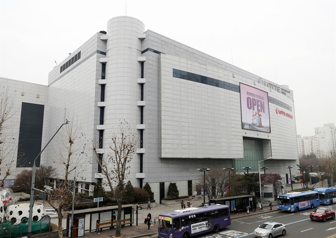 이달 4일 개점한 인천 미추홀구 롯데백화점 인천터미널점에 개점을 알리는 홍보물이 설치돼 있다. 1997년부터21년 동안 신세계가 운영해 왔던 백화점은 롯데가 2012년 9월 터미널 부지와 건물 일체를 매입하면서 이날부터롯데백화점이 영업하게 됐다. 연합뉴스 제공