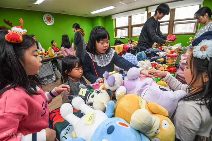 임대아파트와 분양아파트 꼬마 주민들이 직접 물품을 판매하는 꼬마장터는 서울 신내동 우디안아파트가 한 ‘진짜 공존’ 실험 중 하나다. 수익의 10%는 도서관 운영기금으로 기부한다. 류효진 기자