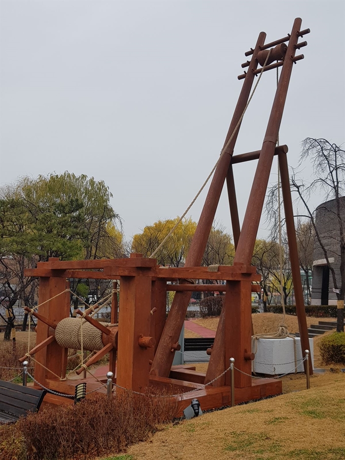 수원시가 수원화성 축성 때 쓰인 녹로를 실물과 같은 규모로 재현했다. 수원시 제공