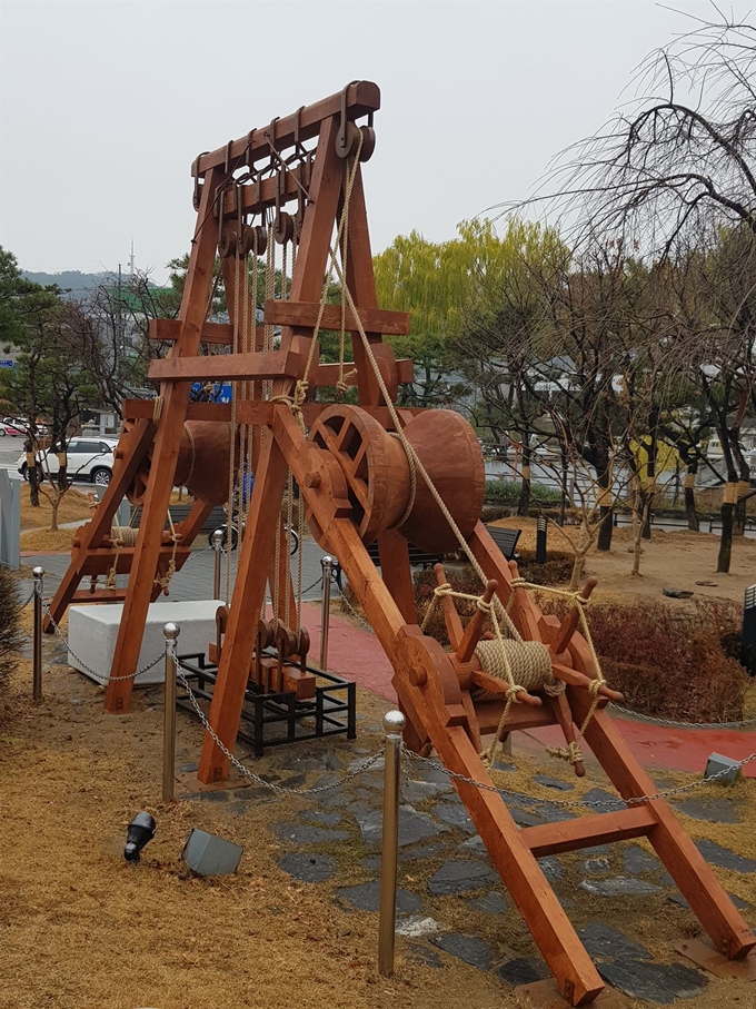 수원시가 수원화성 축성 때 쓰인 거중기를 실물과 같은 규모로 재현했다. 수원시 제공