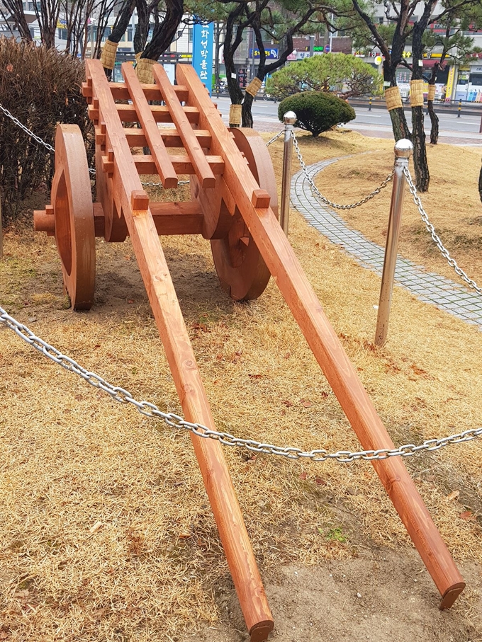 수원시가 수원화성 축성 때 쓰인 유형거를 실물과 같은 규모로 재현했다. 수원시 제공