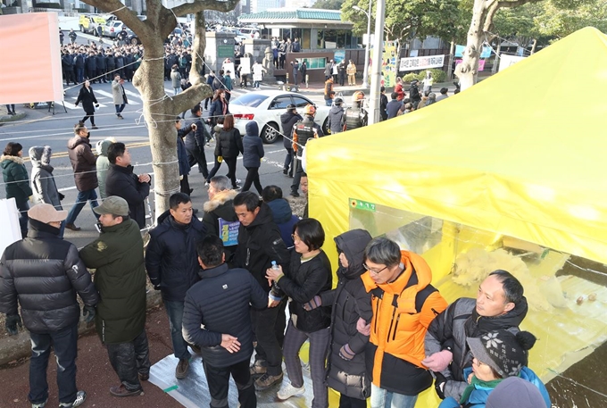 제주시청 직원들이 7일 오전 제주도청 앞에 설치된 제2공항 반대 농성 천막 등에 대한 행정대집행에 나서자 전운이 감돌고 있다. 연합뉴스