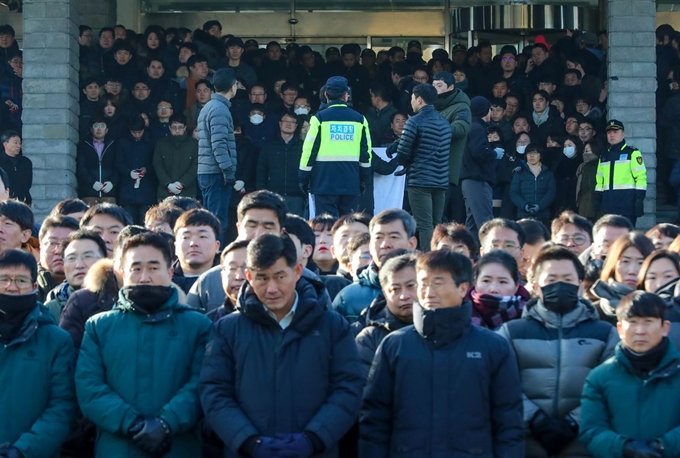 7일 오전 제주도청 앞에서 제2공항 반대를 외치며 천막농성 중인 제주녹색당과 행정대집행을 준비하는 제주시 소속 공무원들이 대치하는 가운데 도청 주변에 만일의 사태에 대비하기 위한 청원경찰 및 도청 소속 공무원이 집결해 있다. 뉴시스