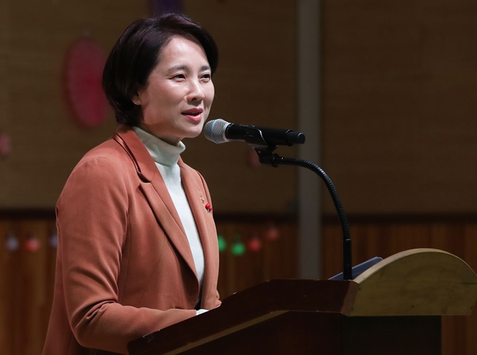 유은혜 부총리 겸 교육부 장관이 7일 경기 안성시 한겨레 중∙고등학교에서 열린 졸업식에서 격려사를 하고 있다. 연합뉴스