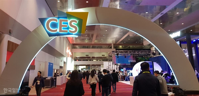 CES 2019 개막을 이틀 앞둔 6일(현지시간) 미국 네바다주 라스베이거스 컨벤션센터에서 관계자들이 전시 준비에 한창이다. 라스베이거스=곽주현 기자