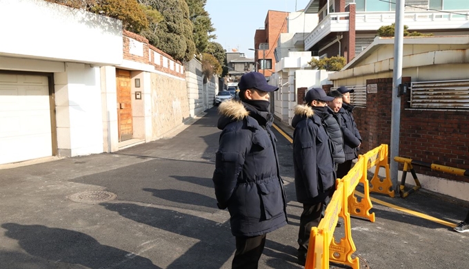 7일 오전 연희동 전두환 전 대통령 자택 인근에서 경찰이 일반인의 출입을 통제하고 있다. 이날 광주에서는 5·18민주화운동 희생자의 명예를 훼손한 혐의(사자명예훼손)로 기소된 전두환 전 대통령의 재판이 열린다.전 씨 측은 독감과 고열 때문에 출석할 수 없다는 입장을 밝혔다. 연합뉴스