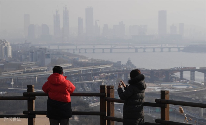 미세먼지 농도가 나쁨 수준을 보인 7일 서울 상암하늘공원을 찾은 시민들이 시내를 살펴보고 있다. 서재훈 기자