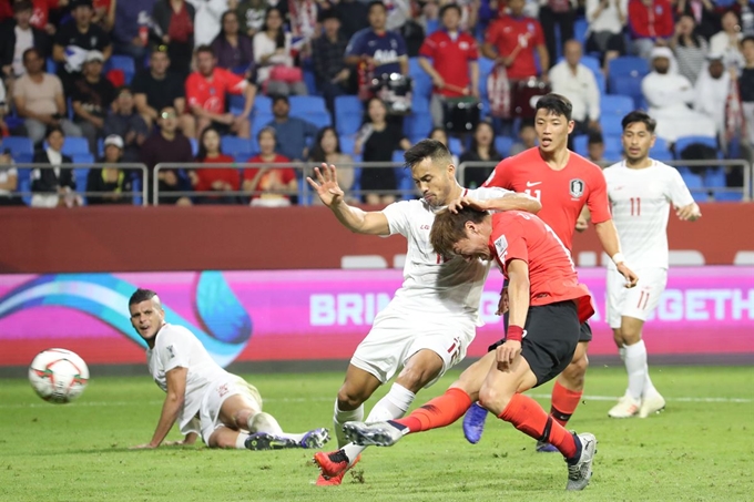 파울루 벤투 감독이 이끄는 한국 축구 국가대표팀이 7일 오후(현지시간) 아랍에미리트 두바이 알 막툼 스타디움에서 열린 2019 AFC 아시안컵 UAE 조별 라운드 C조 필리핀과의 경기에서 황의조가 슛을 하고 있다. 두바이=연합뉴스