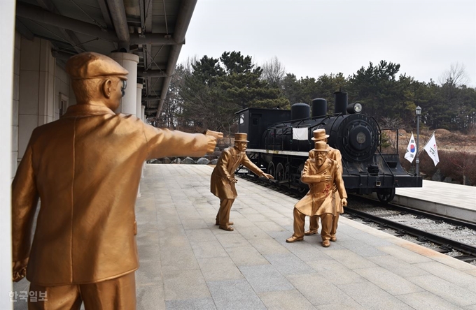 역사 뒤편에는 안중근 의사가 이토 히로부미를 저격하는 조형물을 세웠다.