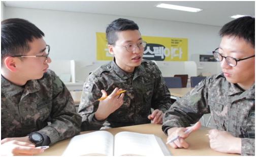 군 복무 중 로스쿨 차석 합격한 김경환 병장(가운데). 육군 제6보병사단 제공=연합뉴스