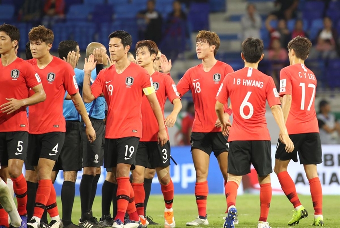 한국 축구대표팀 선수들이 7일 필리핀과 아랍에미리트연합(UAE) 아시안컵 1차전에서 1-0으로 승리한 뒤 심판들과 인사하고 있다. 한국은 비록 이겼지만 상대 밀집 수비를 뚨지 못하는 답답한 경기를 펼쳤다. 두바이=연합뉴스