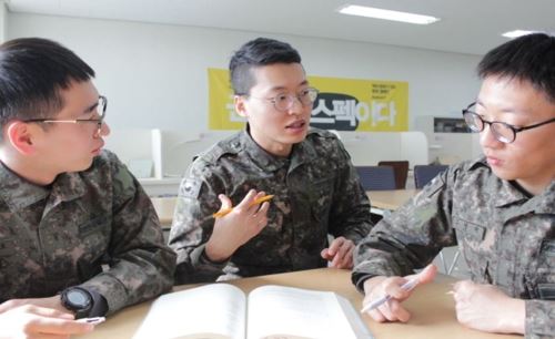 군 복무 중 영남대 로스쿨에 차석으로 합격한 김경환 병장(가운데). 육군 제6보병사단 제공