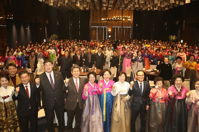 8일 경북 포항 여성 신년인사회가 포항 남구 대잠동 UA컨벤션에서 열려 포항지역 여성단체회원 200여명과 자유한국당 김정재 국회의원, 이강덕 포항시장, 장경식 경북도의회 의장 등이 참석해 기념촬영을 갖고 있다. 포항시 제공