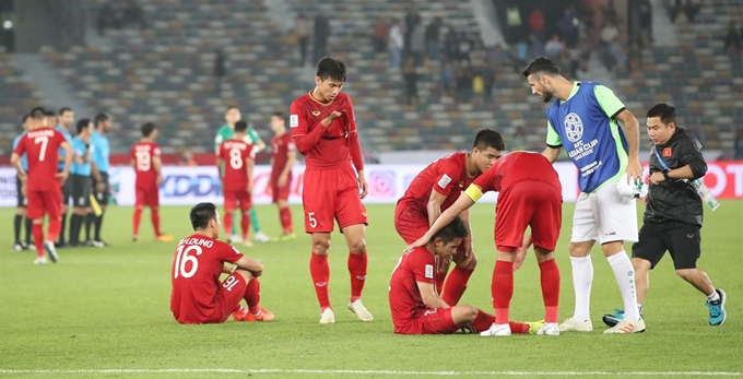 베트남 축구대표팀 선수들이 9일 아랍에미리트연합(UAE) 아부다비 자예드 스포츠시티 스타디움에서 끝난 이라크와 아시안컵 D조 1차전에서 역전패 한 뒤 그라운드에 주저앉아 아쉬워하고 있다. 아부다비=연합뉴스