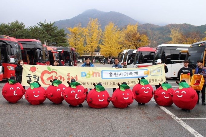 한림대 창업동아리인 파밍크루 회원들은 지난해 11월 홍천군 토리숲에서 열린 사과축제장에서 직접 만든 ‘홍달이’ 캐릭터를 활용한 홍보에 나서 호평을 받았다. 한림대 제공