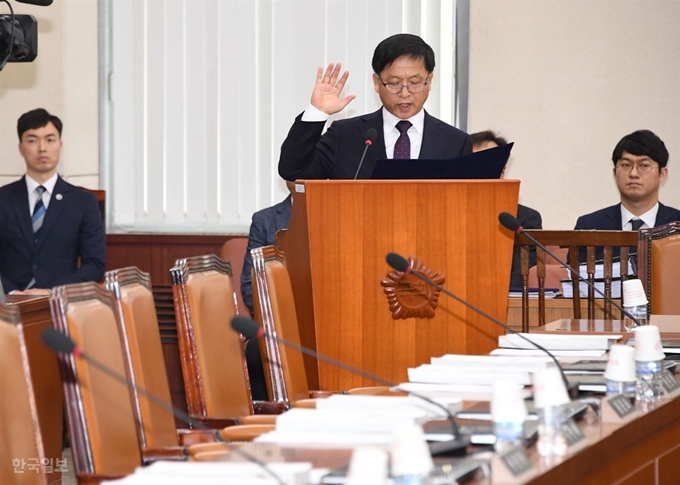 조해주 중앙선거관리위원회 위원 후보자가 9일 열린 국회 행정안전위원회 인사청문회에 출석해 선서하고 있다. 이날 자유한국당을 비롯한 야당 소속 의원들은 '조 후보자가 지난 2017년 대선 때 문재인 캠프에서 활동했다'고 주장, 후보적합성 여부를 논하며 불참했다. 오대근 기자