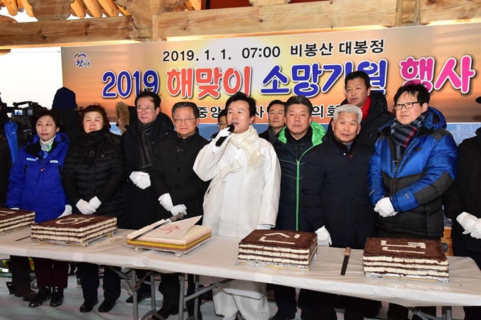 조규일(왼쪽서 다섯 번째) 진주시장은 새해 첫날 비봉산 대봉정에서 시민들과 함께 해맞이를 한 뒤 소망기원 행사에 참석, “시민의 성원과 공직자들의 역량을 한데 모아 100만 생활권 부강 진주를 건설하는 데 최선을 다하겠다”고 포부를 밝혔다. 진주시 제공