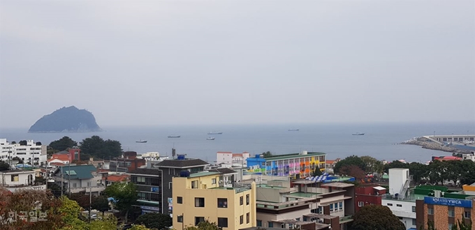 [저작권 한국일보]이중섭미술관 옥상에서 바라본 섶섬과 서귀포 앞바다 전경. 김영헌 기자.