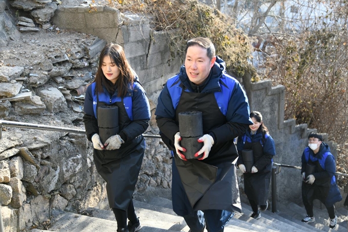 8일 서울 성북구 정릉동에서 조현상(앞줄 오른쪽) 효성나눔봉사단장과 신입사원들이 연탄 1만장을 전달하는 ‘사랑의 연탄 나눔’ 봉사활동을 벌이고 있다. 효성 제공