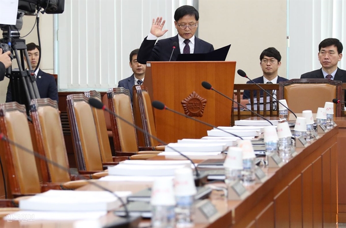 조해주 중앙선거관리위원회 위원 후보자가 9일 오전 열린 국회 행정안전위원회 인사청문회에 출석해 선서하고 있다. 이날 자유한국당을 비롯한 야당 소속 의원들은 '조 후보자가 지난 2017년 대선 때 문재인 캠프에서 활동했다'고 주장하며 불참 했다. 오대근기자