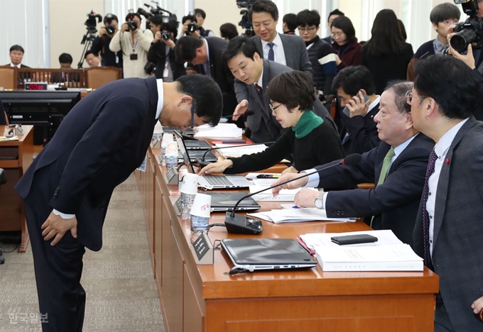 조해주 중앙선거관리위원회 위원후보자가 인사청문회 시작에 앞서 더불어민주당 의원석에 다가와 인사하고 있다. 오대근기자