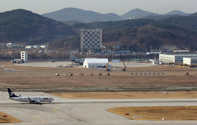 지난달 20일 오전 인천국제공항 관제탑에서 바라본 인천공항 제4활주로 예정 부지 모습. 제4활주로 예정 부지 옆 제3활주로로 비행기가 지나고 있다. 연합뉴스