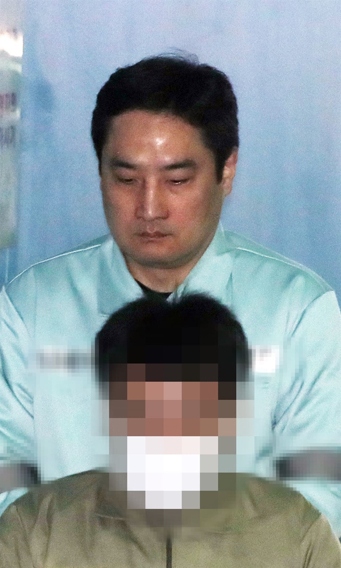 블로거 '도도맘' 김미나 씨의 남편이 낸 소송을 취하시키려 문서를 위조한 혐의로 1심에서 실형을 선고받은 강용석 변호사가 9일 오전 서울 서초구 서울중앙지방법원에서 열린 항소심 1차 공판 및 보석 심문에 출석하기 위해 법정으로 향하고 있다. 연합뉴스