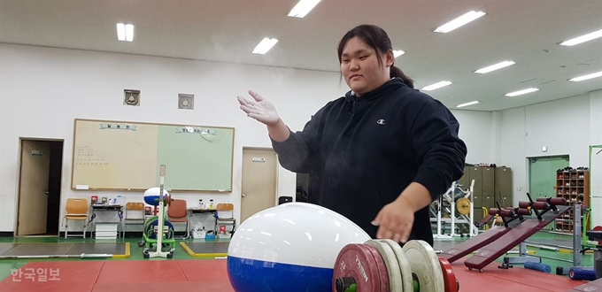 '역도 여제' 장미란의 기록에 도전하는 역도 기대주 이선미가 4일 경산시 경북체육고등학교 역도훈련장에서 송진가루를 손에 바르고 있다.