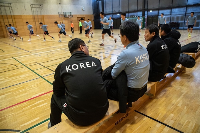 독일과 덴마크가 공동 주최하는 제26회 세계남자핸드볼선수권 대회를 개막을 앞두고 8일(현지시간) 독일 베를린의 맥스 슈멜링 홀에서 남북핸드볼 단일팀이 훈련 중인 가운데 코팅 스태프들이 대화를 하고 있다. 이번 대회는 오는 10일 개막해 27일까지 열린다. EPA 연합뉴스