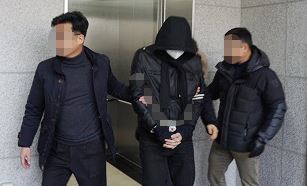 충남 서천 친아버지 및 인천 노부부 살인사건 피의자 A씨(31)가 9일 대전지법 홍성지원에서 영장실질심사가 마친 후 법원을 나서고 있다. 연합뉴스.