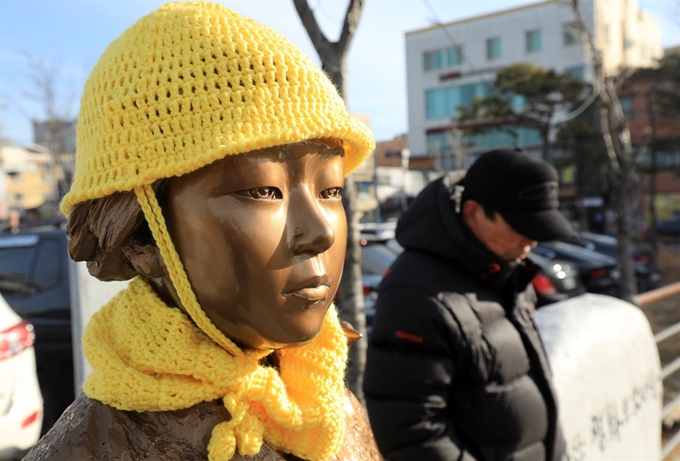 추위가 다시 찾아온 9일 전북 익산시 익산역 앞에 설치된 평화의 소녀상에 털모자와 목도리가 씌워져 있다. 뉴스1