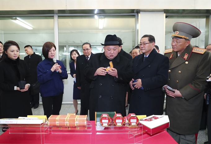 김정은 북한 국무위원장이 9일 베이징 동남쪽 이좡 소재 경제기술개발구에 위치한 제약회사 동인당 공장을 찾아 제품들을 살펴보고 있다. 베이징=신화 연합뉴스