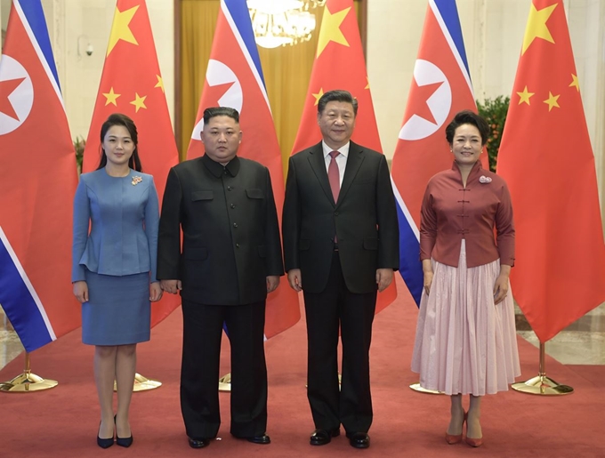 218일 베이징에 도착한 김정은 국무위원장과 부인 리설주 내외와 시진핑 중국 국가 주석과 부인 펑리위안 내외가 인민대회당에서 열린 정상회담에 앞서 기념촬영을 하고 있다.베이징=신화 연합뉴스