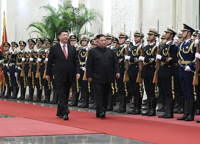 218일 베이징에 도착한 김정은 북한 국무위원장이 이날 오후 베이징 인민대회당에서 시진핑 중국 국가 주석과 베이징 4차 정상회담에 앞서 의장대를 사열하고 있다. 베이징=신화 연합뉴스