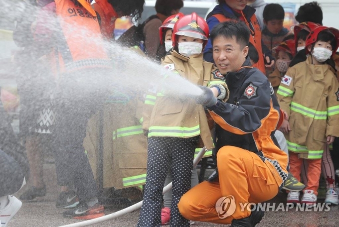 '2017 서울 안전체험 한마당'에 참석한 어린이들이 옥내소화전 방수체험을 해보고 있다. 연합뉴스