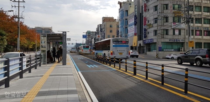 [저작권 한국일보]다음달부터 제주지역 버스정보 시스템에 기존 한국어와 영어 외에 일본어, 중국어 등이 추가돼 4개 국어로 안내 서비스가 제공된다. 사진은 제주시 도심내 버스 정류소 전경. 김영헌 기자.