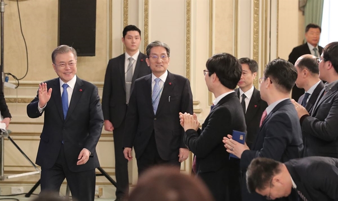 문재인 대통령이 10일 오전 청와대2019년 신년기자회견에서 회견문 발표후 질의 응답 장소인 영빈관으로 입장하고 있다 . 류효진 기자