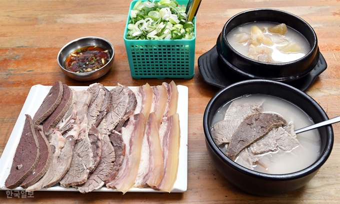 수육(왼쪽)과 설렁탕(오른쪽 아래), 도가니탕이 식탁에 차려진 모습. 배우한 기자