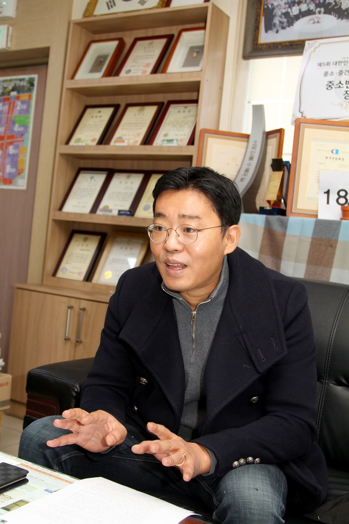 이인호 정화실업(주) 대표는 “품질과 디자인, 현지인의 성향만 잘 파악하면 프랑스 등 서유럽이 오히려 아시아보다 성공 가능성이 높다”고 말했다. 김민규기자 whitekmg@hankookilbo.com