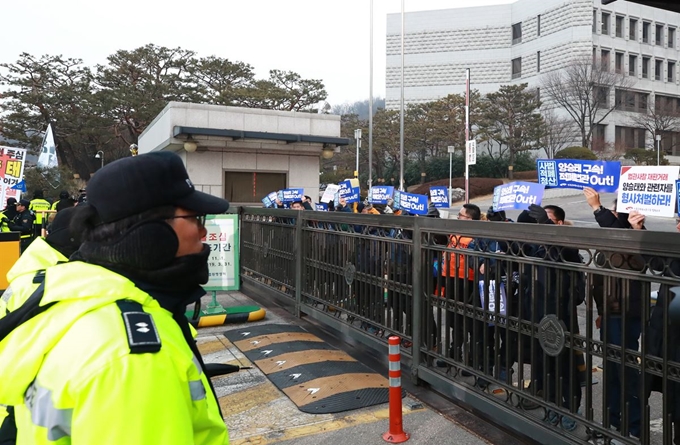 전국공무원노조 법원본부 조합원들이 11일 오전 서울 서초동 대법원 앞에서 사법행정권 남용 의혹 관련 검찰 소환을 앞두고 기자회견을 예정한 양승태 전 대법원장을 규탄하며 대법원 정문을 막아선 채 손팻말을 들어보이고 있다. 연합뉴스