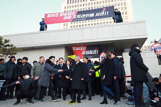 양승태 전 대법원장이 11일 오전 서울 서초동 대법원 앞에서 사법행정권 남용 의혹 관련 피의자 신분으로 검찰에 출석하기 전 입장을 밝히고 있다. 연합뉴스