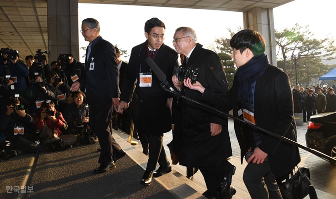 양승태 전 대법원장이 11일 서울중앙지검에 소환되며 질문에 응하지 않고 청사로 향하고 있다. 양 전 대법원장은 검찰소환 직전 대법원 청사 입구에서 ‘부덕의 소치라며 제가 책임지는 게 마땅하다’고 밝혔다. 오대근 기자