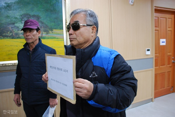 전병동 예천군의원전원사퇴추진위원장이 11일 예천군의회에 군의원 전원 사퇴 요구서를 전달하기 위해 이형식 군의회 의장실로 들어서고 있다.