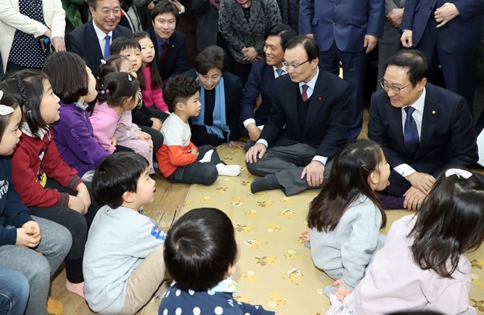 이해찬 대표, 홍영표 원내대표와 더불어민주당 최고위원들이 11일 서울 구로구 혜원유치원에서 현장최고위원회의를 마치고 어린이들을 만나고 있다. 연합뉴스