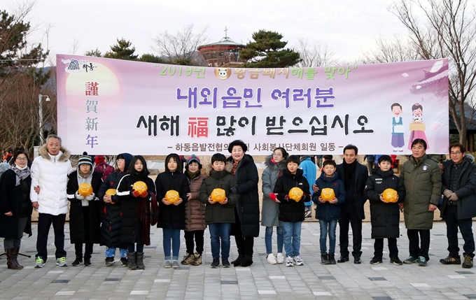 윤상기 군수가 군민들과 함께 새해 해맞이를 하며 군민의 안녕과 하동군 발전을 기원하고 있다.